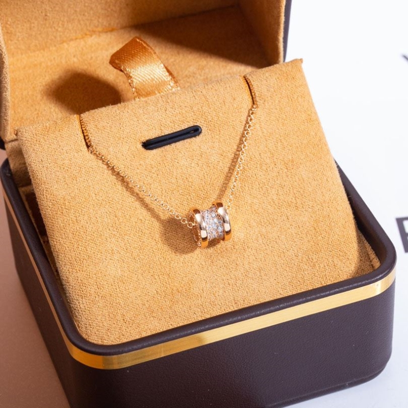 Bo*te*ga venenta necklaces